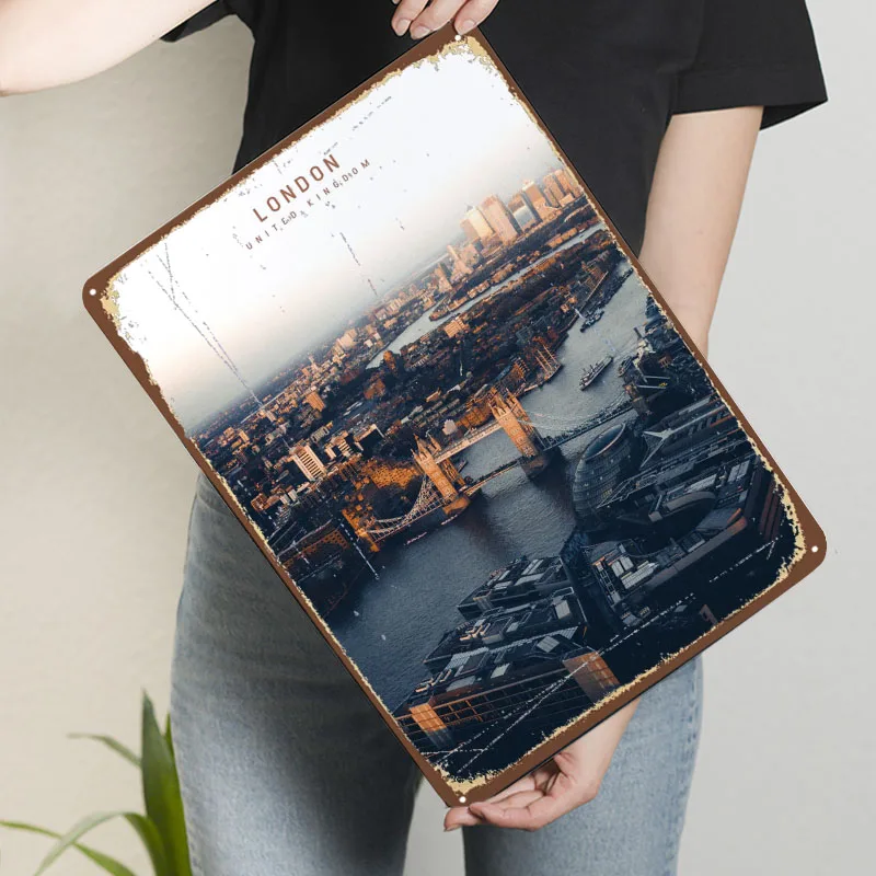 لوحة معدنية بتصميم لندن الشهير - مراجعة Men'S Accessories London وسعره